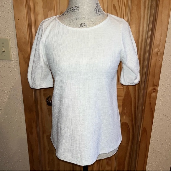 Green Envelope Women’s Textured White Top Size Medium - Picture 1 of 8